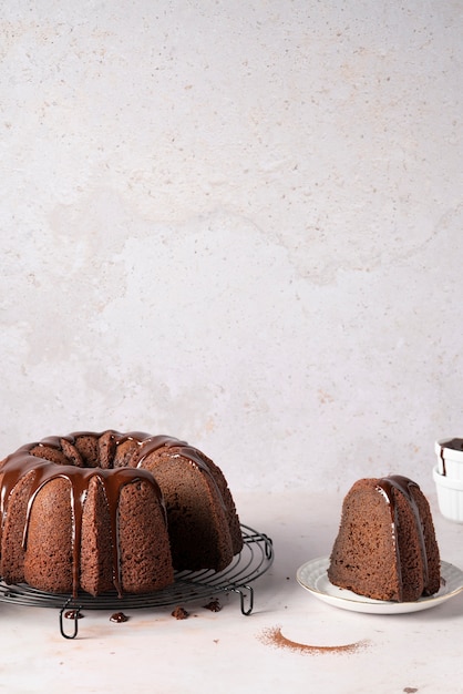 Foto torta gustosa ad alto angolo e topping al cioccolato