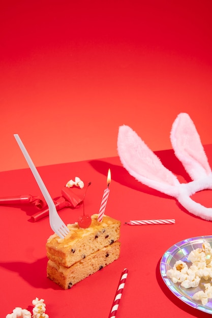 사진 체리와 촛불이 있는 하이 앵글 맛있는 케이크