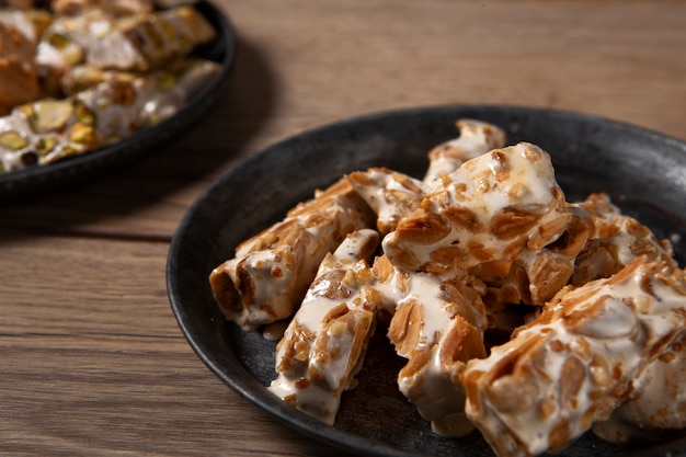 사진 접시에 높은 각도 맛있는 디저트