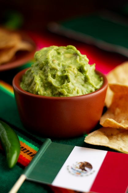 Guacamole saporito ad alto angolo in una ciotola