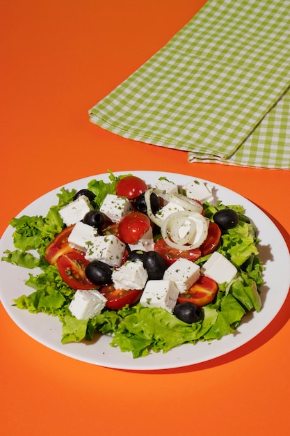 Foto insalata saporita dell'angolo alto sul piatto