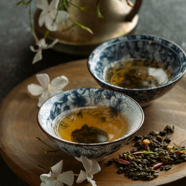 Tazze da tè ad angolo alto con fiori di gelsomino