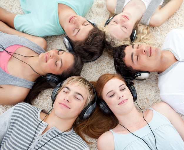 Foto angolo alto di adolescenti che ascoltano la musica