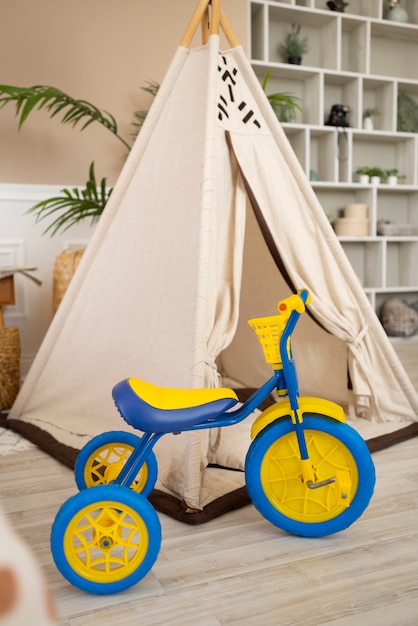 Photo high angle tricycle and tent indoors