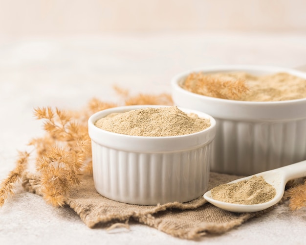 Photo high angle of two bowls with fine powder and spoon