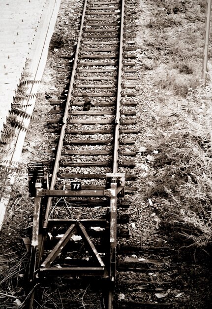 Photo high angle view of abandoned railroad tracks