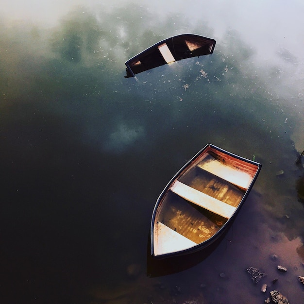 Photo high angle view of abandoned rowboat in calm lake