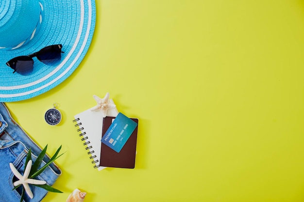 Foto vista ad alto angolo di accessori e jeans su sfondo giallo