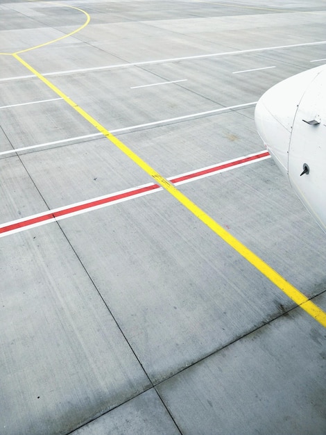 공항 활주로에서 비행기의 높은 각도 보기