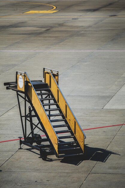 Foto vista ad alto angolo dell'aereo sulla pista dell'aeroporto