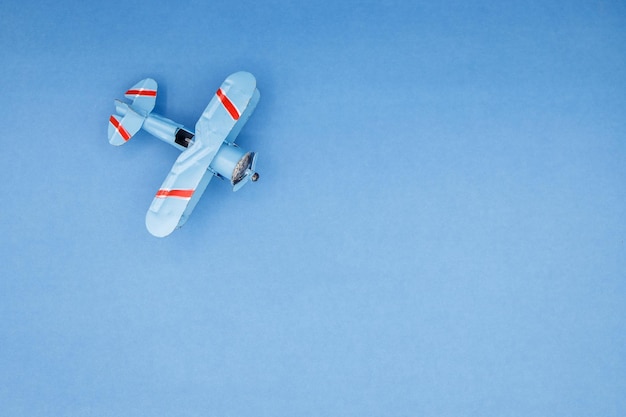 Photo high angle view of airplane flying against blue sky