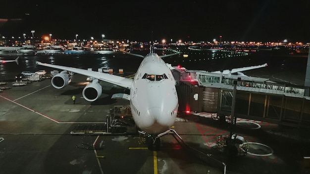 Foto vista ad alta angolazione di un aereo all'aeroporto internazionale di francoforte