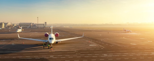 Photo high angle view of airplane on runway against sky