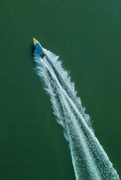 Foto vista ad alto angolo dell'aereo in mare