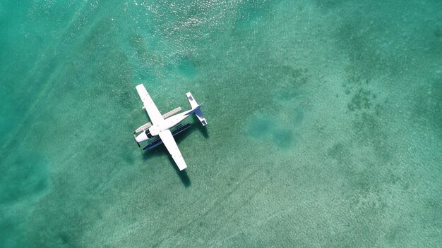 Foto vista ad alta angolazione dell'aereo in mare