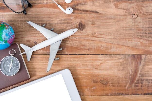 Photo high angle view of airplane on table