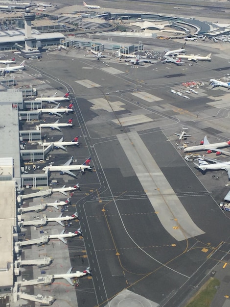 Высокоугольный вид самолетов на взлетно-посадочной полосе международного аэропорта Джона Ф. Кеннеди