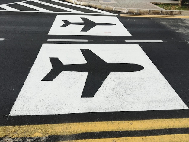 Foto vista ad alto angolo della pista di atterraggio dell'aeroporto