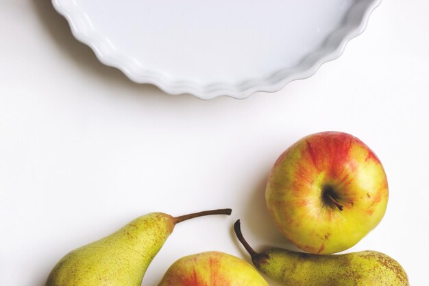 Photo high angle view of apple on table against white background