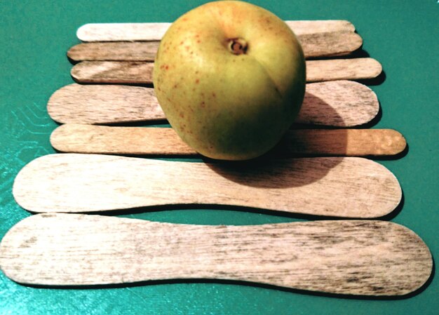 Photo high angle view of apple with sticks on table