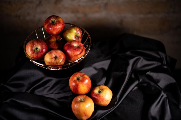 Photo high angle view of apples in bowl on table