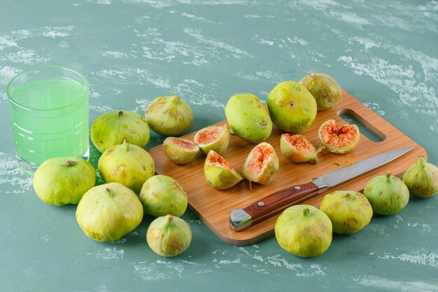 Photo high angle view of apples in container on table