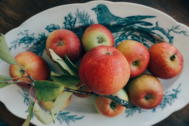 Photo high angle view of apples in plate on table