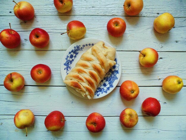 Photo high angle view of apples on table