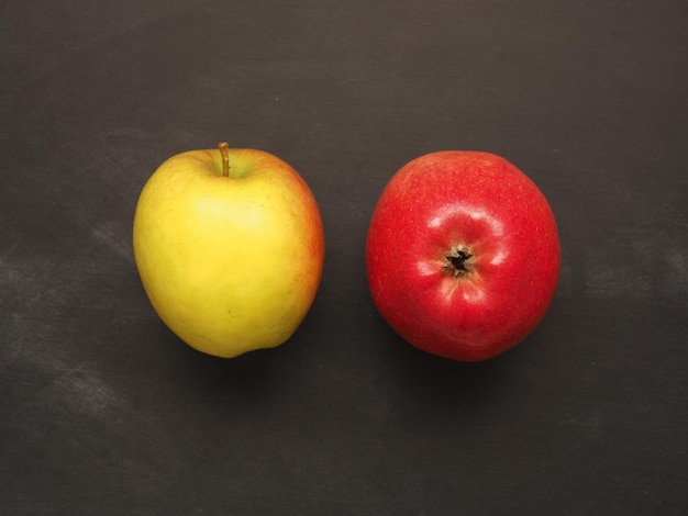 Photo high angle view of apples on table