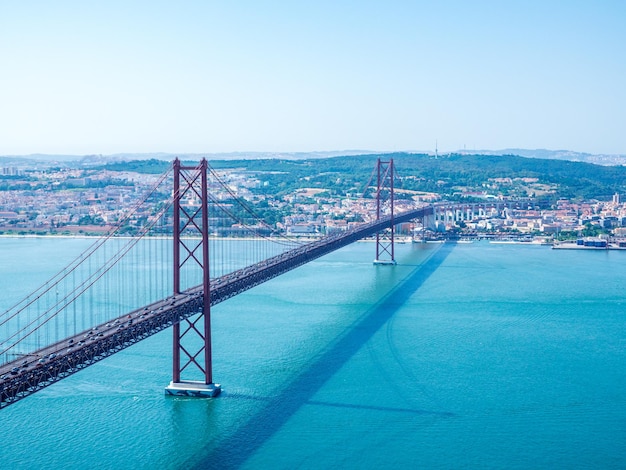 Foto vista ad alto angolo del ponte del 25 aprile sul fiume tago