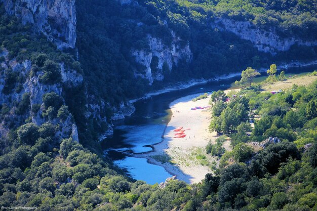 Photo high angle view of ardeche river by mountain