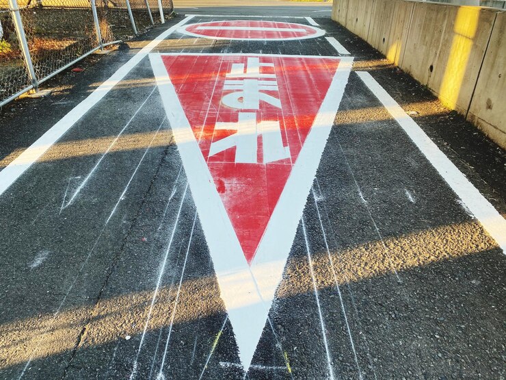 Photo 都市の道路上の矢印の高角度のビュー
