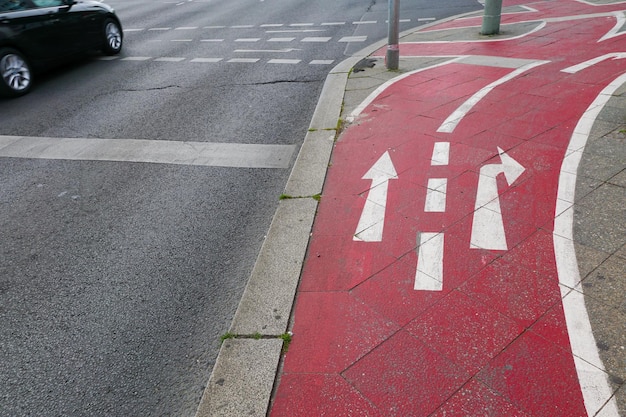 Foto vista ad alto angolo del segnale a freccia sulla strada