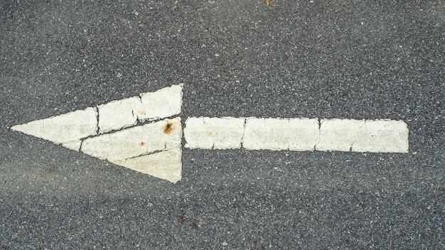 Foto vista ad alto angolo del simbolo della freccia sulla strada