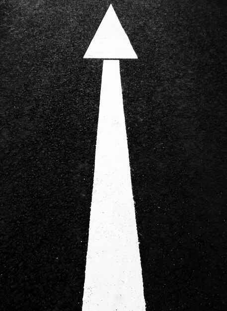 Photo high angle view of arrow symbol on road