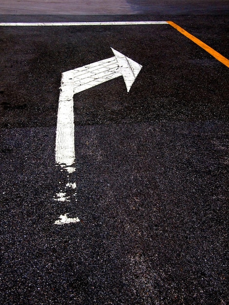 道路上の矢印記号の高角度のビュー