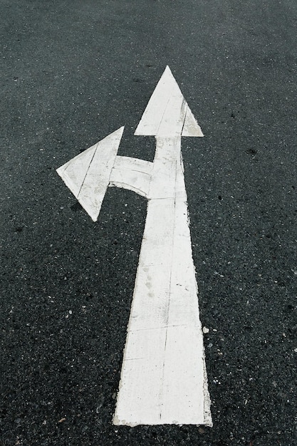 Photo high angle view of arrow symbol on road