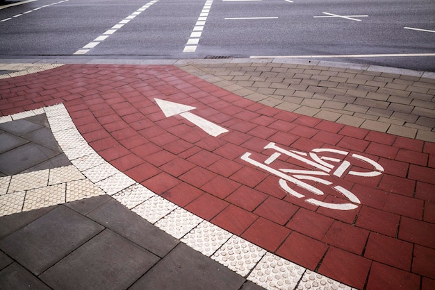 Foto vista ad alto angolo del simbolo a freccia con pista ciclabile sulla strada