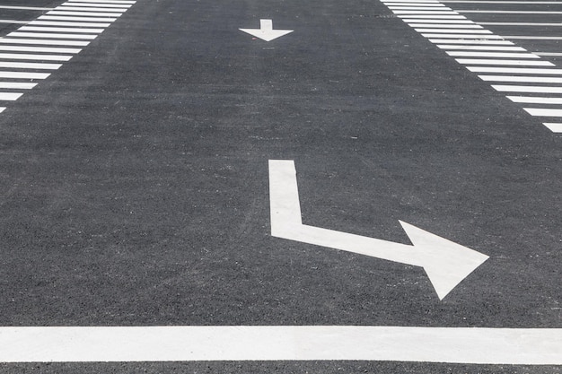 Photo high angle view of arrow symbols on road