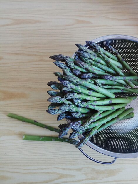 Foto vista ad alto angolo degli asparagi sul tavolo