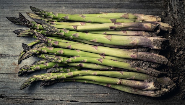 Foto vista ad alto angolo di asparagi su un tavolo di legno