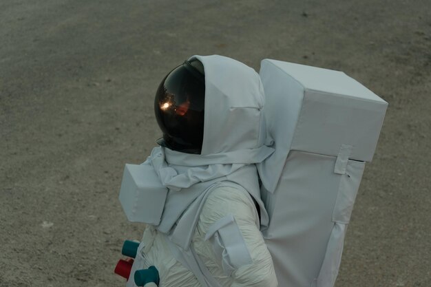 Foto vista ad alta angolazione di un astronauta in uniforme