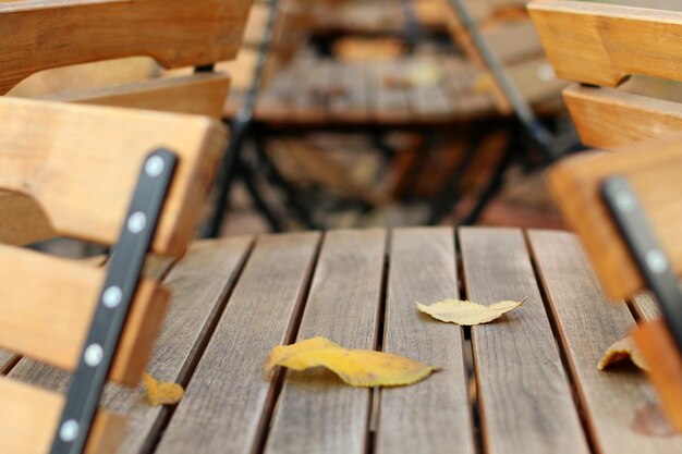 Foto vista ad alto angolo delle foglie d'autunno su un tavolo di legno