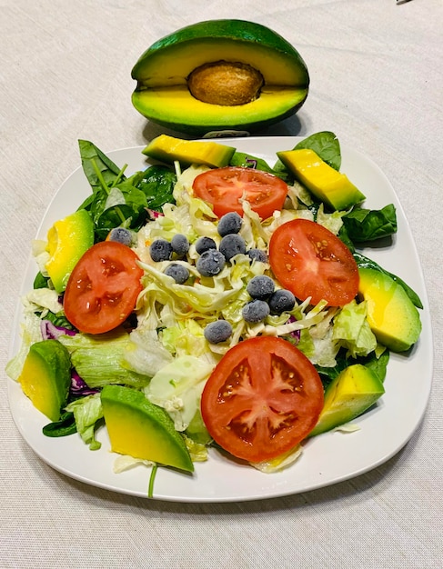 Foto vista ad alta angolazione dell'insalata di avocado