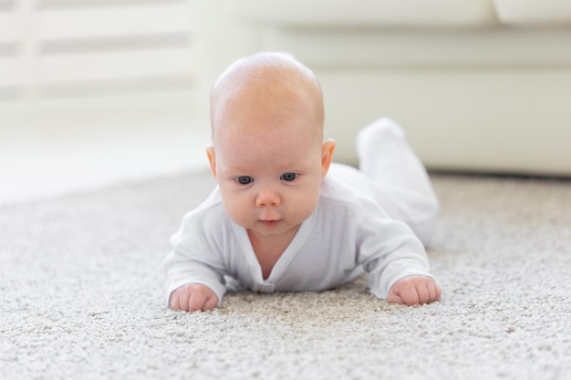 Photo high angle view of baby boy on floor