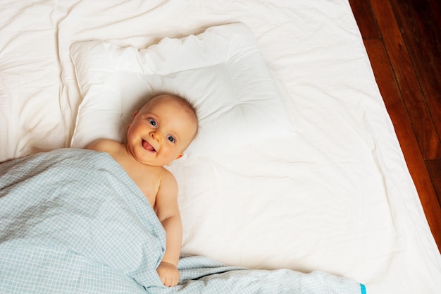 家のベッドで寝ている男の子の高角度の写真