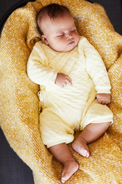 ベッドで寝ている女の赤ちゃんの高角度ビュー