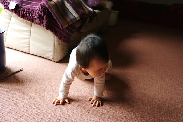 Photo high angle view of baby at home