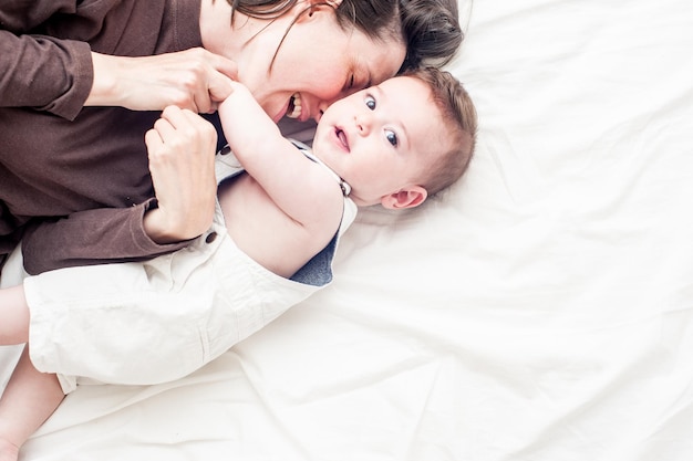 Photo high angle view of baby lying on bed