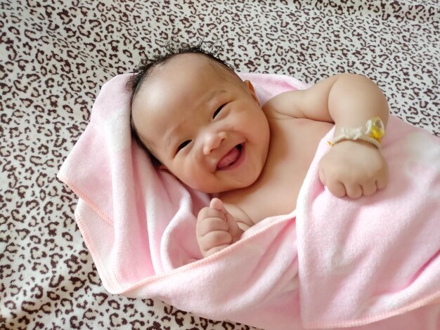 Photo high angle view of baby lying on bed